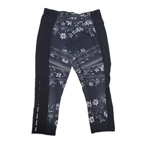 Betsey Johnson Women's Give Love Get Love Black White Flower‎ Capris Medium